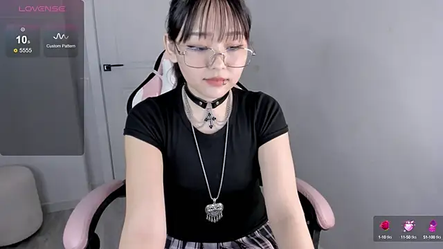 Snapshot of hee_young11 chatting on 09/13/25, 10:37 hee young11 online show from 09/13/25, 10:37