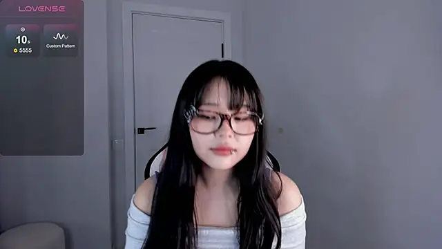 Snapshot of hee_young11 chatting on 10/01/25, 08:42 hee young11 online show from 10/01/25, 08:42