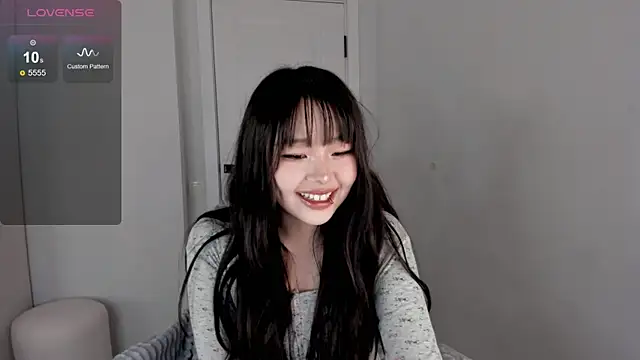 Snapshot of hee_young11 chatting on 10/10/25, 11:37 hee young11 online show from 10/10/25, 11:37