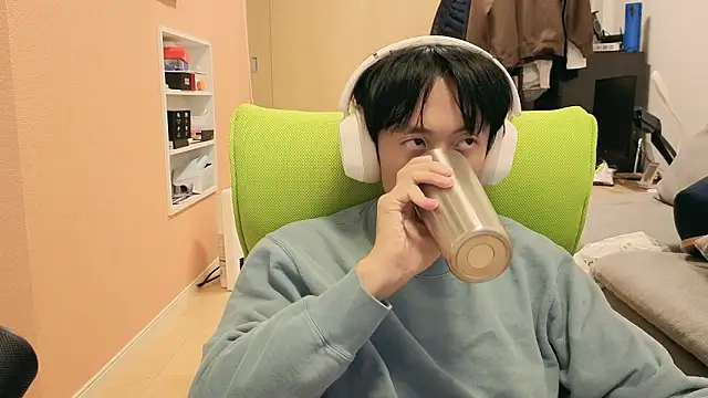 freeeeeessssss111 online show from 12/04/25, 04:22