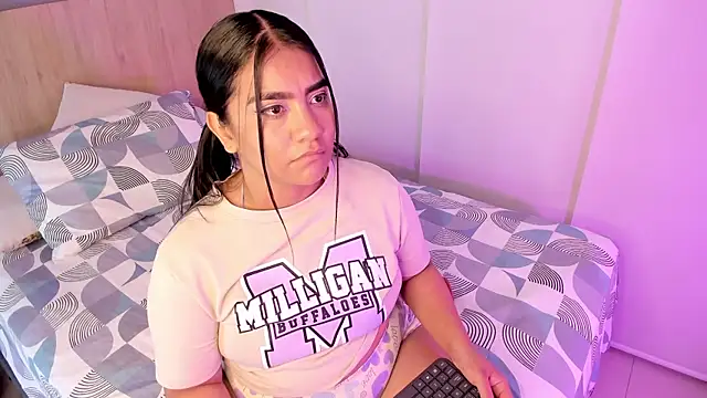 Snapshot of hannnasmith chatting on 11/13/25, 03:16 hannnasmith online show from 11/13/25, 03:16