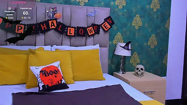 Snapshot of SuzanSmithh chatting on 10/21/25, 11:11 SuzanSmithh online show from 10/21/25, 11:11