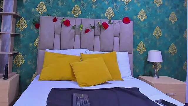 Snapshot of SuzanSmithh chatting on 11/07/25, 10:37 SuzanSmithh online show from 11/07/25, 10:37