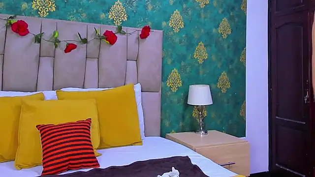 Snapshot of SuzanSmithh chatting on 11/12/25, 11:21 SuzanSmithh online show from 11/12/25, 11:21