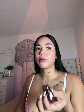 Snapshot of IsabelaVanegas_ chatting on 09/25/25, 03:27 IsabelaVanegas  online show from 09/25/25, 03:27