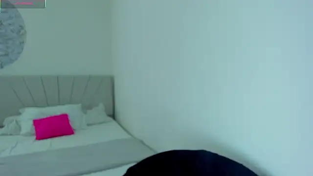 Snapshot of IsabelaVanegas_ chatting on 10/27/25, 05:17 IsabelaVanegas  online show from 10/27/25, 05:17
