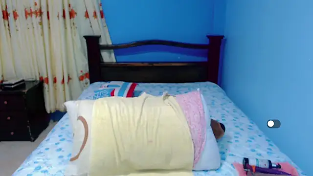 Snapshot of Lily_Benet1 chatting on 10/05/25, 10:18 Lily Benet1 online show from 10/05/25, 10:18