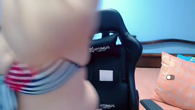 Snapshot of Lily_Benet1 chatting on 11/08/25, 10:19 Lily Benet1 online show from 11/08/25, 10:19