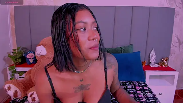 Snapshot of JulianaMiller chatting on 01/20/25, 12:04 JulianaMiller online show from 01/20/25, 12:04