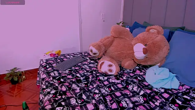 Snapshot of JulianaMiller chatting on 01/21/25, 02:22 JulianaMiller online show from 01/21/25, 02:22