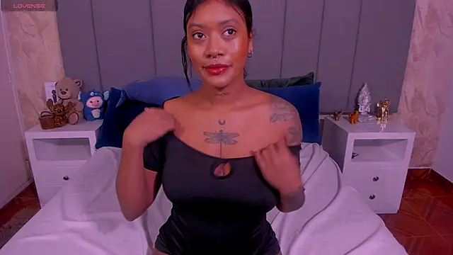 Snapshot of JulianaMiller chatting on 03/12/25, 02:20 JulianaMiller online show from 03/12/25, 02:20