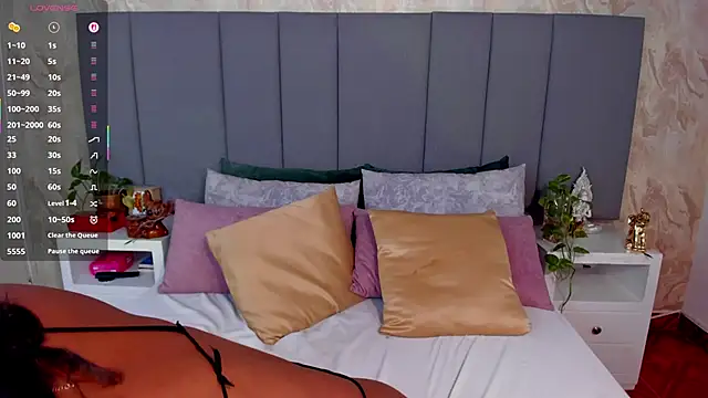 Snapshot of JulianaMiller chatting on 09/29/25, 01:44 JulianaMiller online show from 09/29/25, 01:44