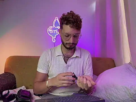 Snapshot of axel_giracr chatting on 10/15/25, 07:14 axel giracr online show from 10/15/25, 07:14