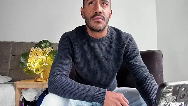 Snapshot of tom_colinn chatting on 10/08/25, 07:00 tom colinn online show from 10/08/25, 07:00