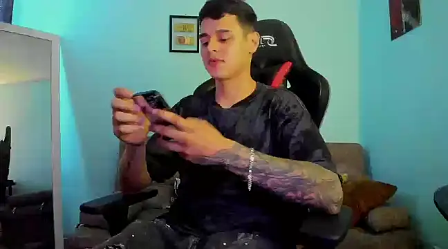 Snapshot of E_Moon chatting on 12/18/24, 06:43 E Moon online show from 12/18/24, 06:43