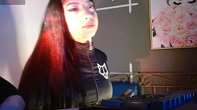Snapshot of Ey_im_simone chatting on 09/26/25, 08:13 Ey im simone online show from 09/26/25, 08:13
