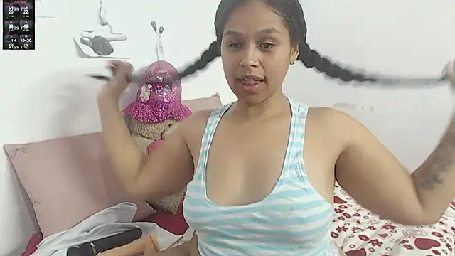 Snapshot of Hazel_donna chatting on 10/22/25, 06:02 Hazel donna online show from 10/22/25, 06:02