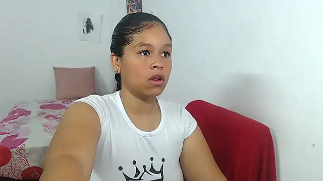 Snapshot of Hazel_donna chatting on 02/14/26, 09:39 Hazel donna online show from 02/14/26, 09:39