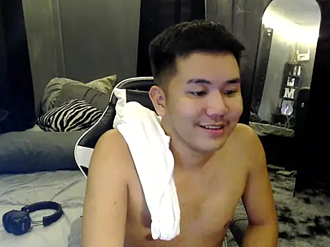 xgregor07 online show from 10/28/25, 03:47