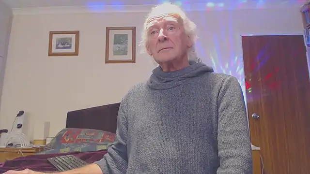 Snapshot of WaverlyKernow chatting on 12/02/24, 12:29 WaverlyKernow online show from 12/02/24, 12:29