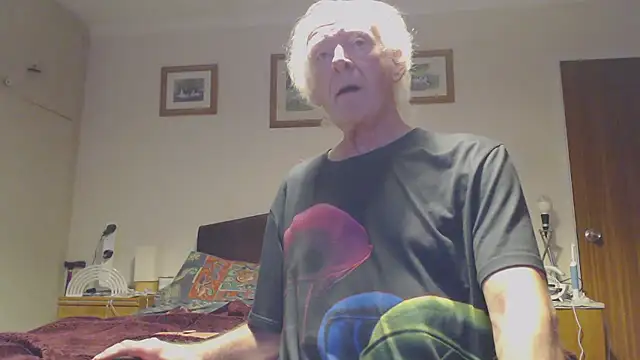 Snapshot of WaverlyKernow chatting on 12/02/24, 08:11 WaverlyKernow online show from 12/02/24, 08:11