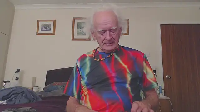 Snapshot of WaverlyKernow chatting on 12/16/24, 11:44 WaverlyKernow online show from 12/16/24, 11:44