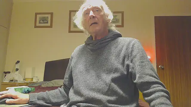 Snapshot of WaverlyKernow chatting on 12/16/24, 04:05 WaverlyKernow online show from 12/16/24, 04:05