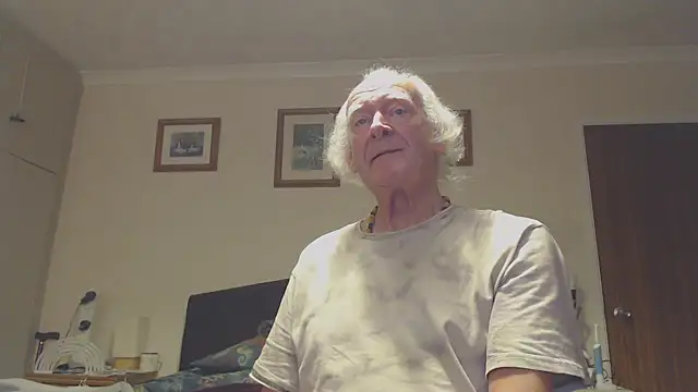 Snapshot of WaverlyKernow chatting on 12/20/24, 12:05 WaverlyKernow online show from 12/20/24, 12:05