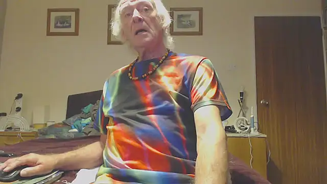 Snapshot of WaverlyKernow chatting on 12/23/24, 08:22 WaverlyKernow online show from 12/23/24, 08:22