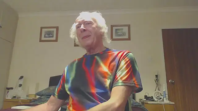 Snapshot of WaverlyKernow chatting on 12/24/24, 01:06 WaverlyKernow online show from 12/24/24, 01:06