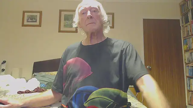 Snapshot of WaverlyKernow chatting on 01/01/25, 03:03 WaverlyKernow online show from 01/01/25, 03:03