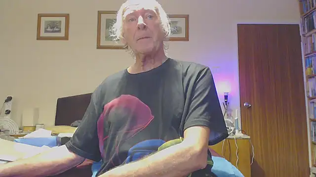 Snapshot of WaverlyKernow chatting on 01/10/25, 03:06 WaverlyKernow online show from 01/10/25, 03:06