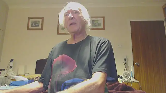 Snapshot of WaverlyKernow chatting on 01/11/25, 04:16 WaverlyKernow online show from 01/11/25, 04:16