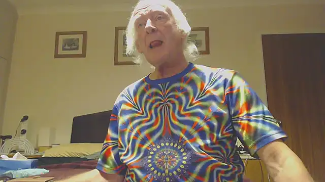 Snapshot of WaverlyKernow chatting on 01/17/25, 08:22 WaverlyKernow online show from 01/17/25, 08:22