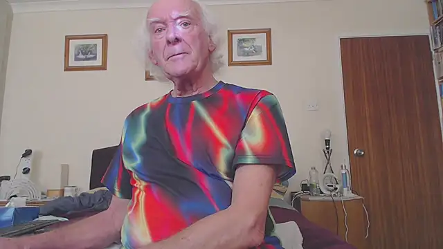 Snapshot of WaverlyKernow chatting on 01/22/25, 01:32 WaverlyKernow online show from 01/22/25, 01:32