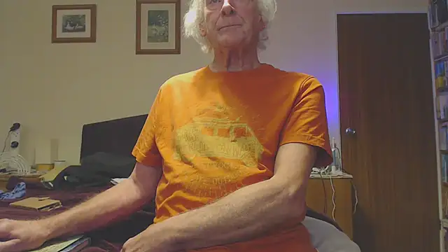 Snapshot of WaverlyKernow chatting on 01/25/25, 04:24 WaverlyKernow online show from 01/25/25, 04:24