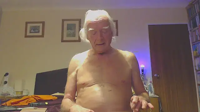 Snapshot of WaverlyKernow chatting on 01/26/25, 11:39 WaverlyKernow online show from 01/26/25, 11:39