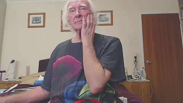 Snapshot of WaverlyKernow chatting on 01/31/25, 10:20 WaverlyKernow online show from 01/31/25, 10:20