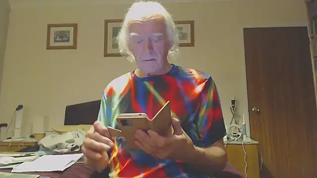 Snapshot of WaverlyKernow chatting on 02/04/25, 10:21 WaverlyKernow online show from 02/04/25, 10:21