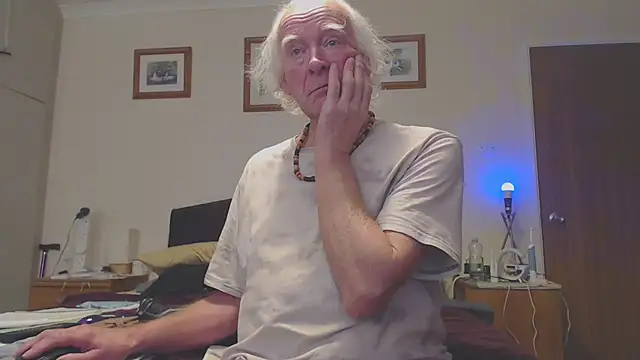 Snapshot of WaverlyKernow chatting on 02/07/25, 12:39 WaverlyKernow online show from 02/07/25, 12:39