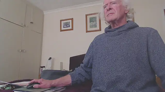 Snapshot of WaverlyKernow chatting on 02/13/25, 01:15 WaverlyKernow online show from 02/13/25, 01:15