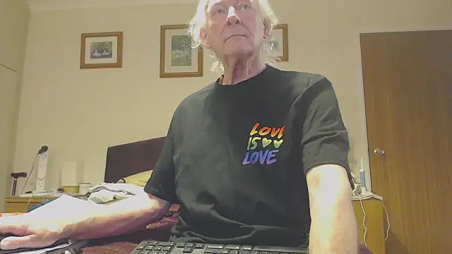 Snapshot of WaverlyKernow chatting on 02/14/25, 09:13 WaverlyKernow online show from 02/14/25, 09:13