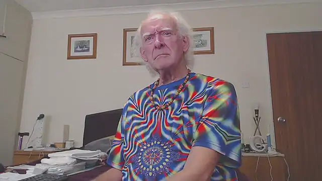 Snapshot of WaverlyKernow chatting on 02/25/25, 12:34 WaverlyKernow online show from 02/25/25, 12:34