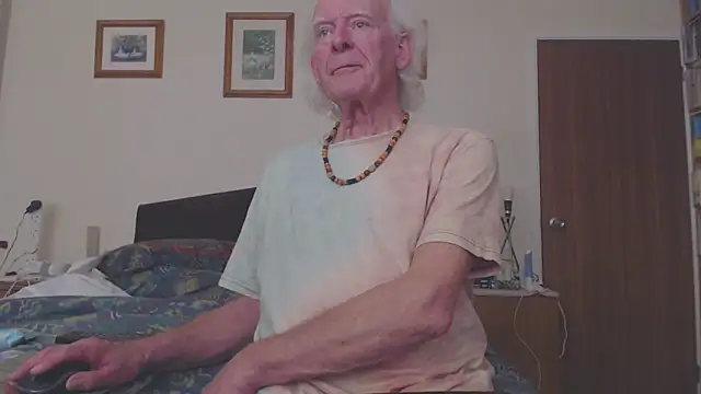 Snapshot of WaverlyKernow chatting on 03/15/25, 01:40 WaverlyKernow online show from 03/15/25, 01:40