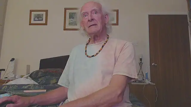 Snapshot of WaverlyKernow chatting on 03/15/25, 04:43 WaverlyKernow online show from 03/15/25, 04:43