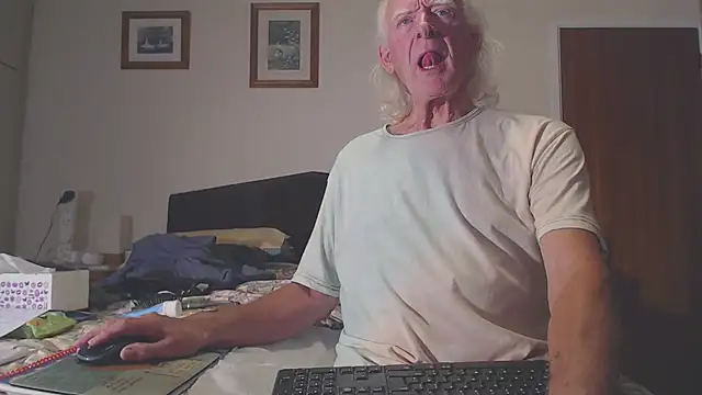 Snapshot of WaverlyKernow chatting on 09/08/25, 02:16 WaverlyKernow online show from 09/08/25, 02:16