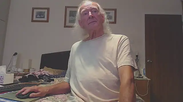 Snapshot of WaverlyKernow chatting on 09/10/25, 03:01 WaverlyKernow online show from 09/10/25, 03:01