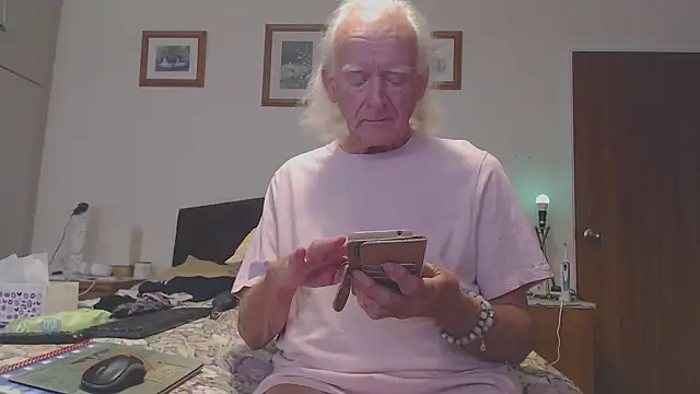 Snapshot of WaverlyKernow chatting on 09/11/25, 01:55 WaverlyKernow online show from 09/11/25, 01:55