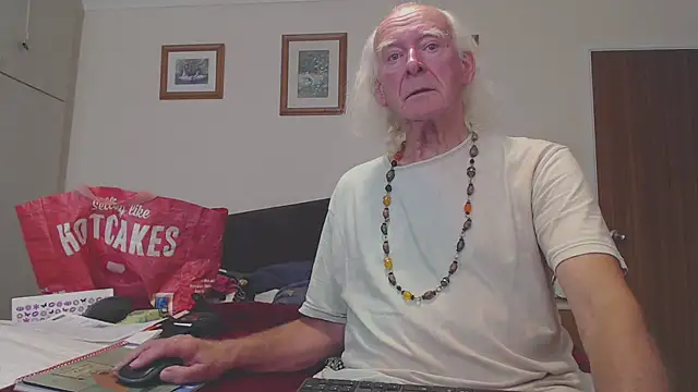 Snapshot of WaverlyKernow chatting on 09/21/25, 01:35 WaverlyKernow online show from 09/21/25, 01:35