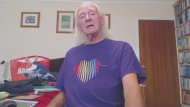 Snapshot of WaverlyKernow chatting on 09/30/25, 01:49 WaverlyKernow online show from 09/30/25, 01:49